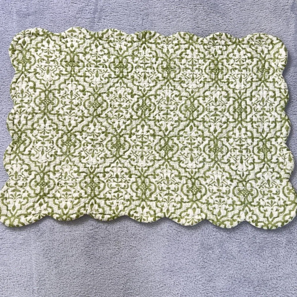 Botanical Fern‎ Quilted Placemats Set of 4 Green White Reversible Scalloped Edge